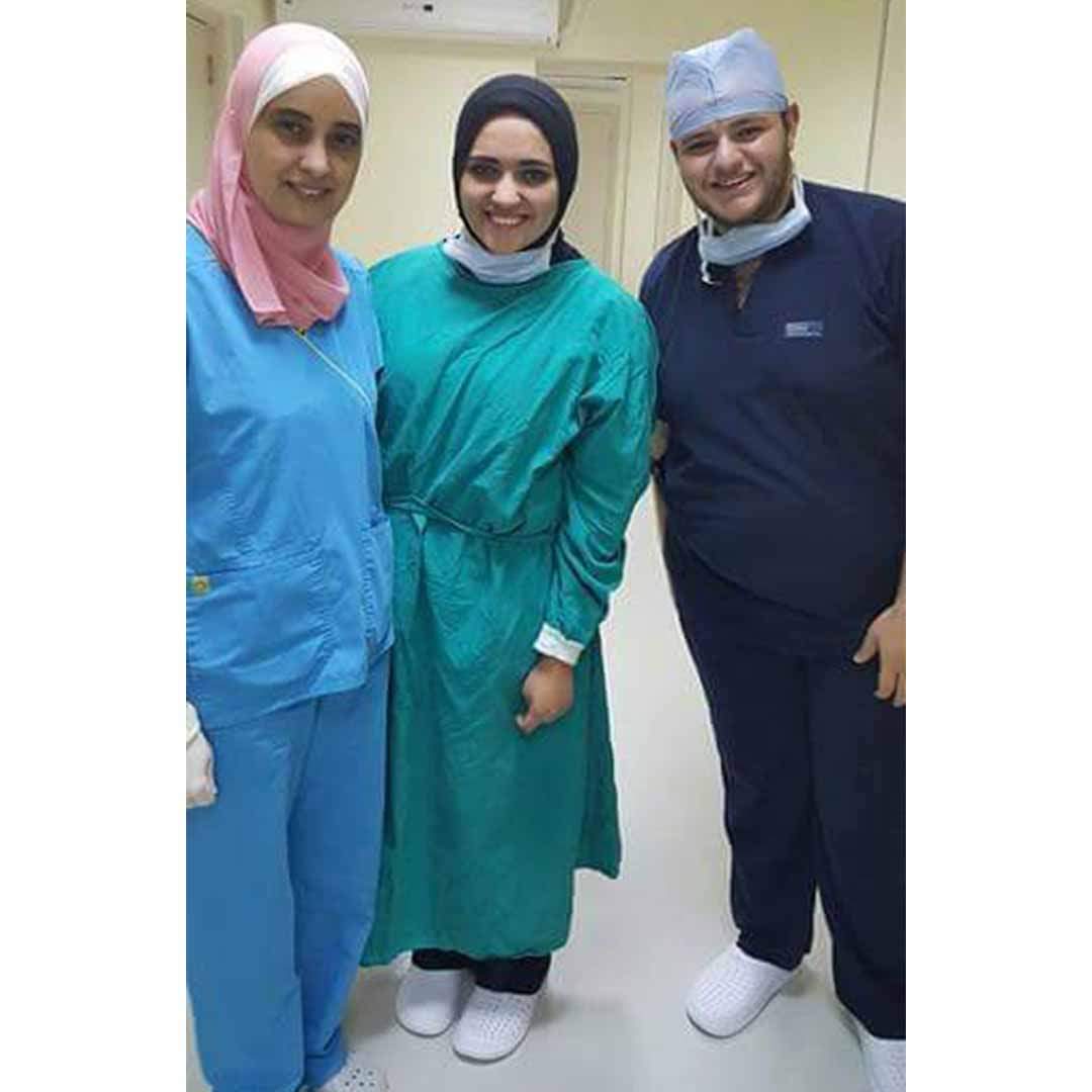 الدكتورة نهال الشقنقيري، الأستاذ بقسم طب وجراحة العين بكلية الطب مع أصدقاءها الأطباء