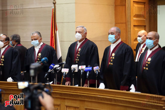 مستشارين يؤدون اليمين القانونية أمام رئيس المحكمة الدستورية (9)