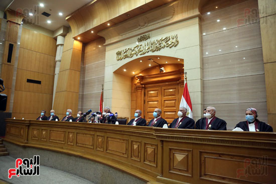 مستشارين يؤدون اليمين القانونية أمام رئيس المحكمة الدستورية (8)