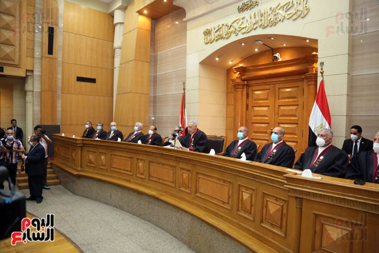 مستشارين يؤدون اليمين القانونية أمام رئيس المحكمة الدستورية (14)