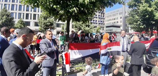 الجالية المصرية ببرلين يستقبلون الرئيس السيسي  (19)