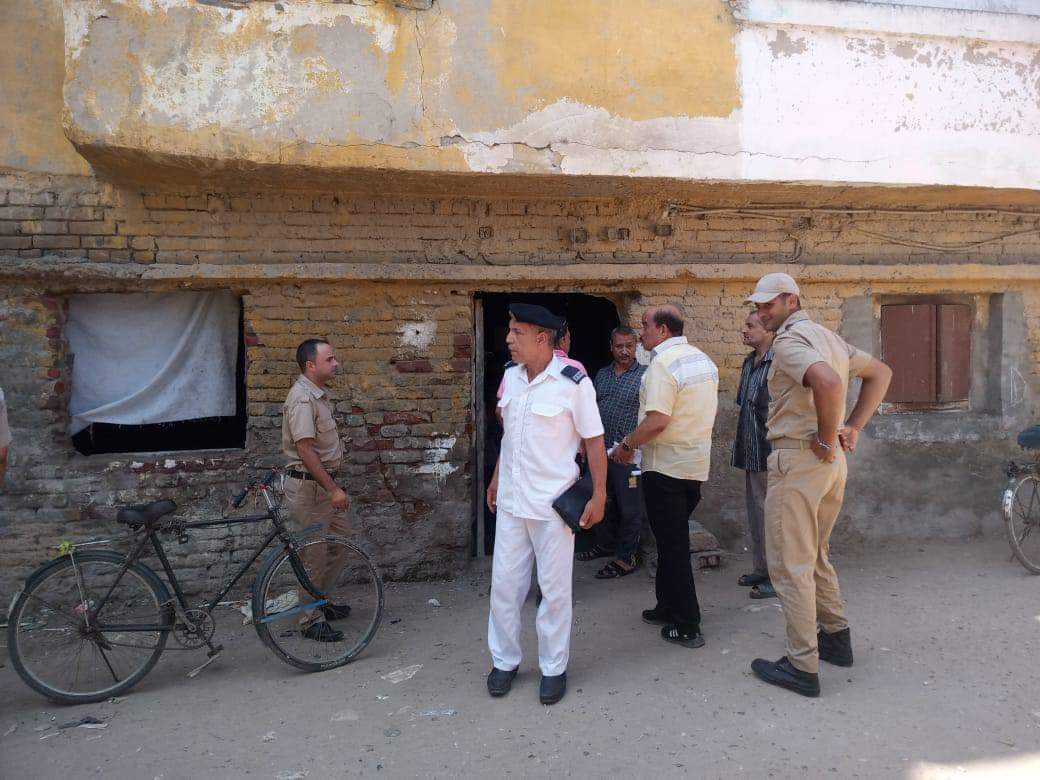 اخلاء منزل يمثل خطورة داهمة على المواطنين بمدينة طلخا بالدقهلية  (3)