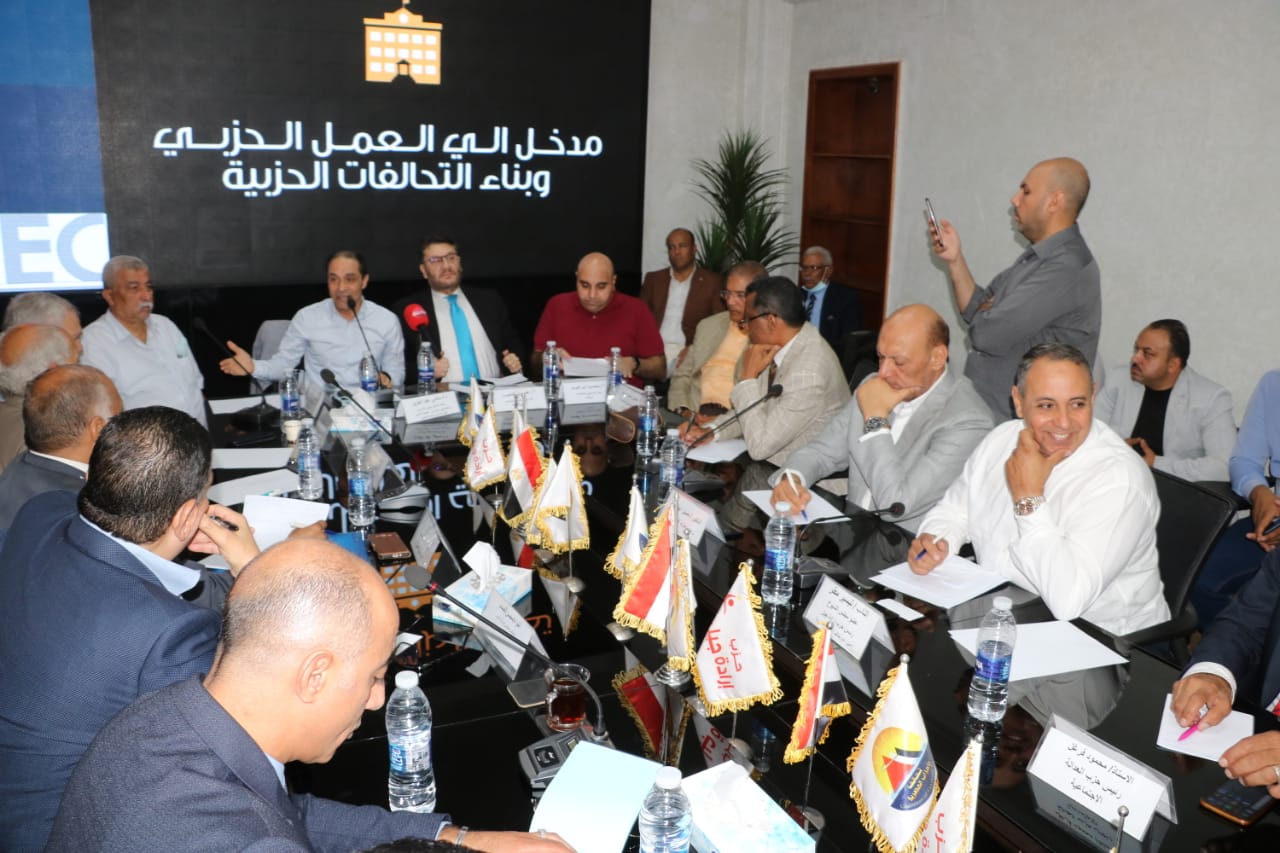النائب تيسير مطر يعلن اطلاق المنتدى السياسى بحضور 42 رئيس حزب سياسي (1)