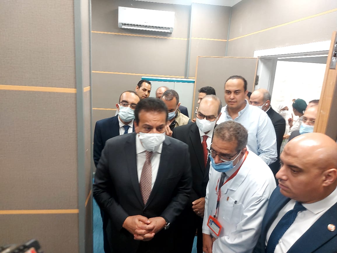 وزير التعليم العالى يتفقد مستشفى أورام الإسماعيلية (4)