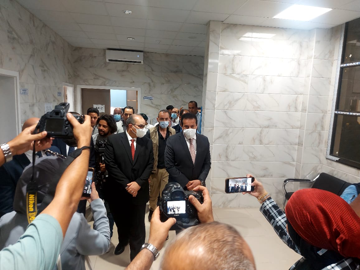 وزير التعليم العالى يتفقد مستشفى أورام الإسماعيلية (3)