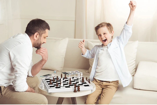 ممارسة لعبة الشطرنج