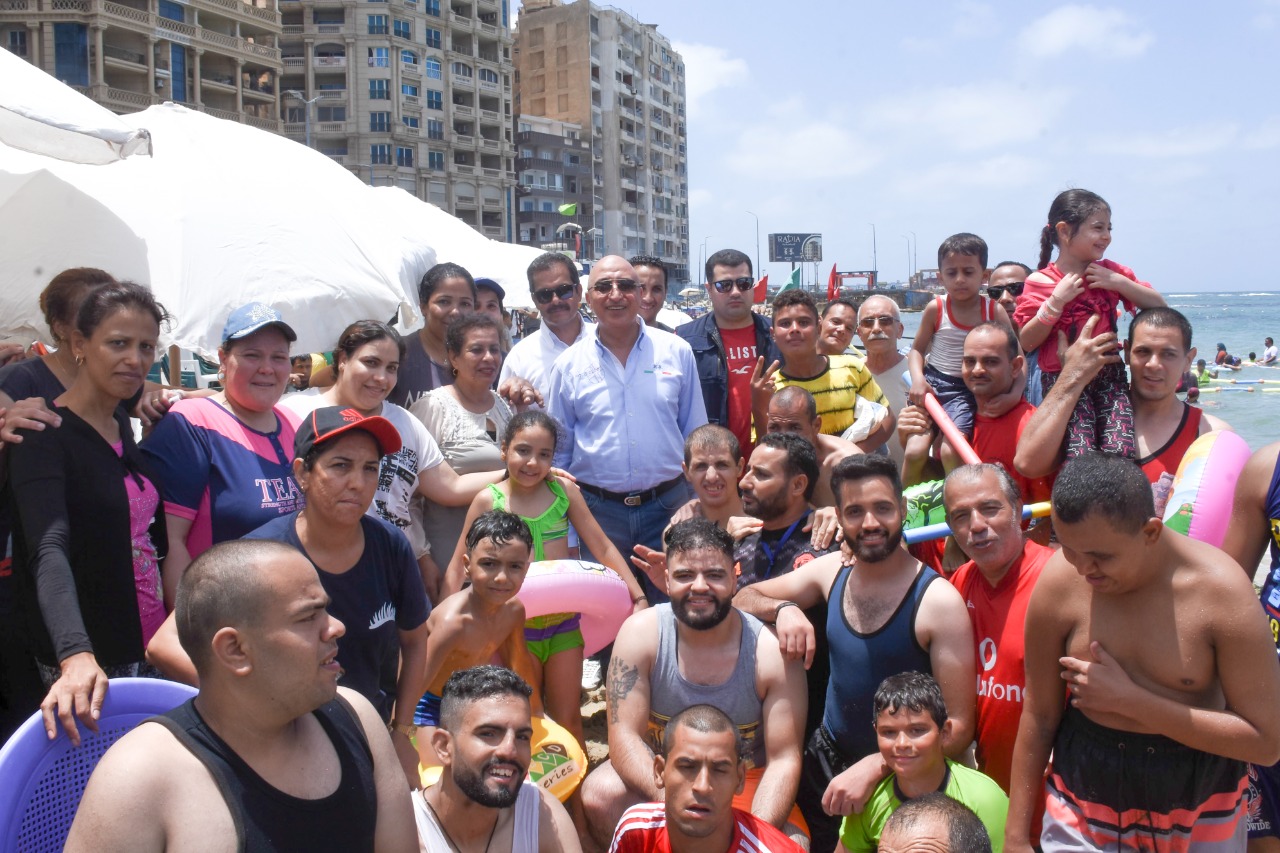 محافظ الإسكندرية مع عدد من جمعيات ذوي الهمم والاحتياجات الخاصة على شاطىء المكفوفين