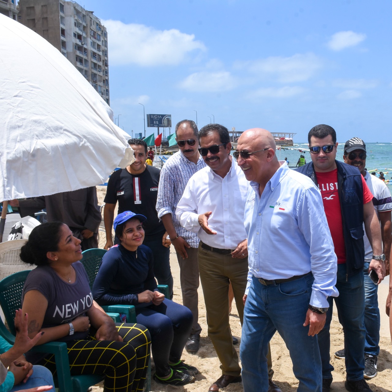 محافظ الإسكندرية مع  أولياء أمور ذوى الاحتياجات الخاصة على شاطىء المكفوفين (2)