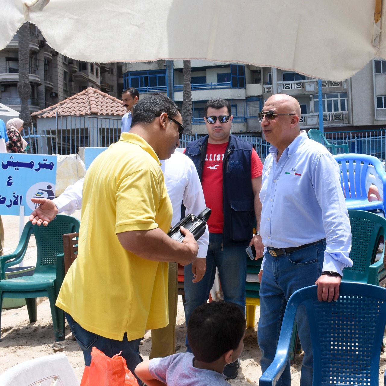 محافظ الإسكندرية مع  أولياء أمور ذوى الاحتياجات الخاصة على شاطىء المكفوفين