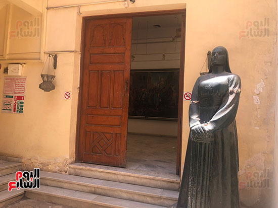 مدخل-القاعة-المتحفية-بالدار-وأمامه-تمثالا-يرمز-للوحدة-العربية