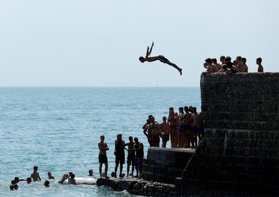 شخاص يستحمون في البحر خلال موجة حارة في برايتون ببريطانيا