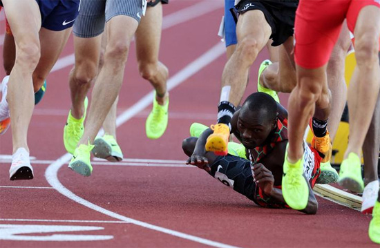 الكيني كوماري تاكي يسقط خلال الجولة الثانية من سباق 1500 متر رجال