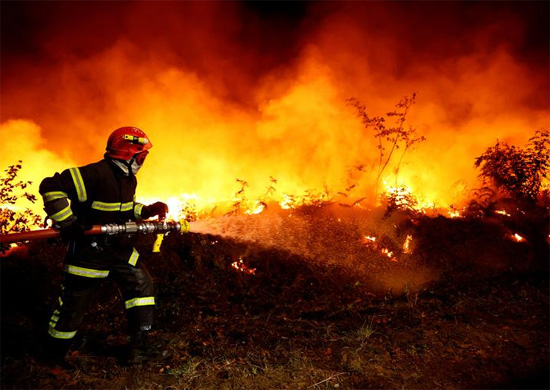 رجل إطفاء يعمل على احتواء حريق تكتيكي فى فرنسا
