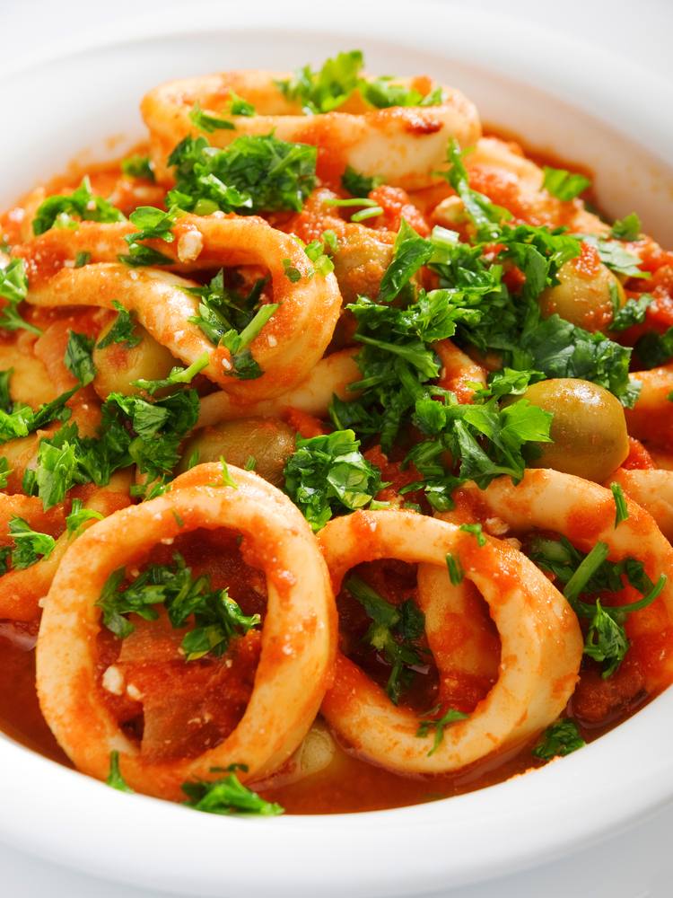 How to prepare squid casserole with red sauce