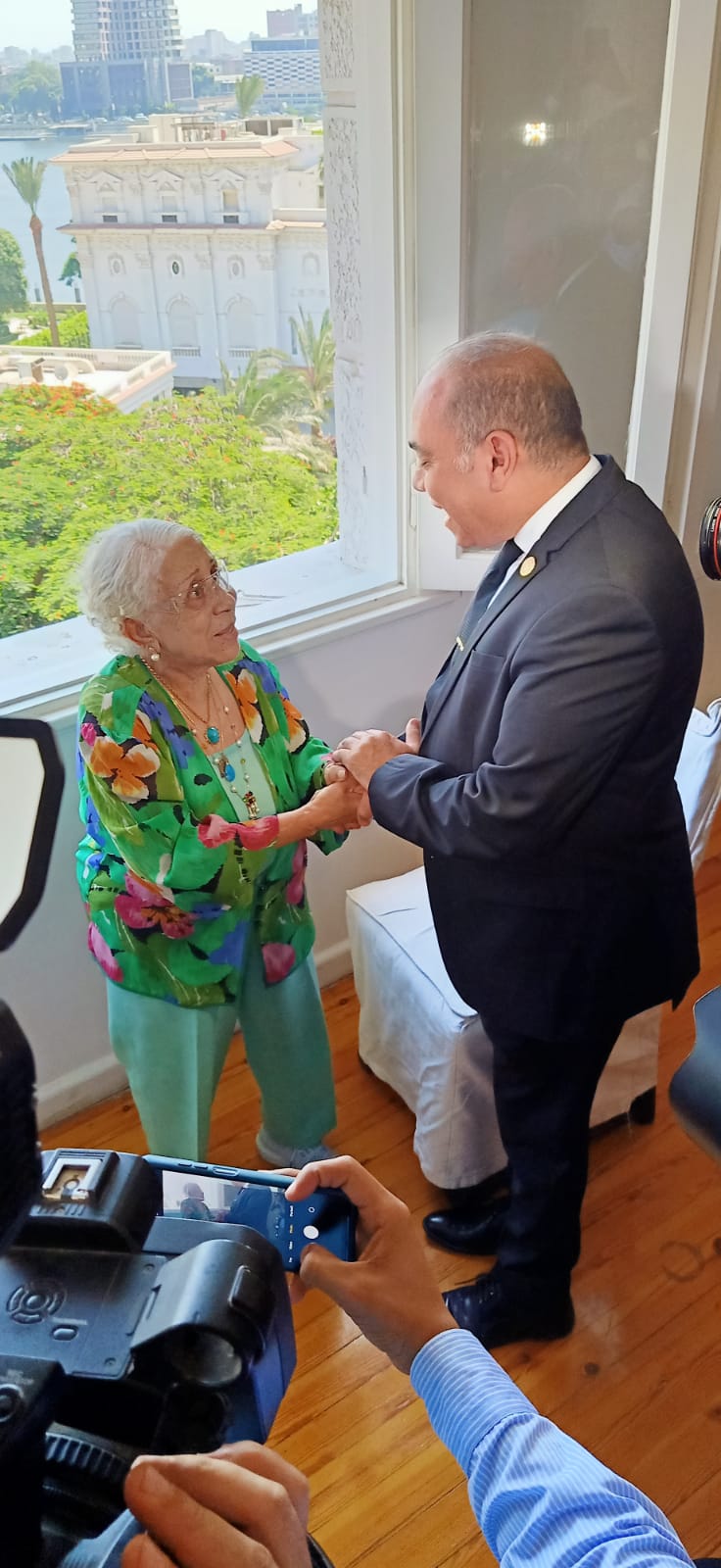 امين عام اللجنة مع السيدة اخلاص حلمى