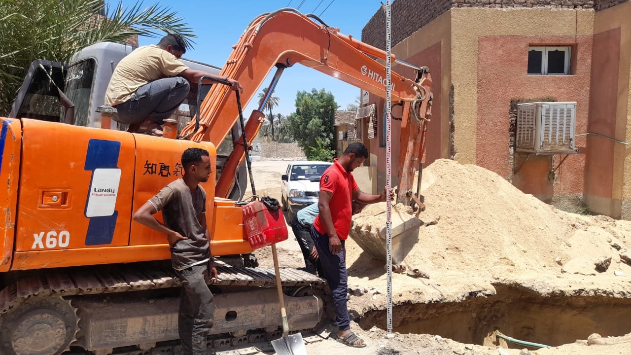 إستكمال تنفيذ مشروع الصرف الصحى وصيانة مدرسة نجع أبوعنان (1)