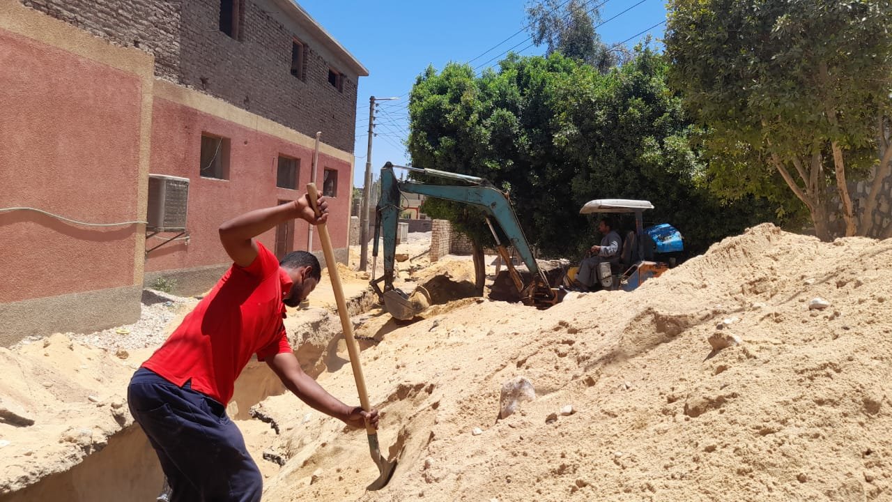 إستكمال تنفيذ مشروع الصرف الصحى وصيانة مدرسة نجع أبوعنان (5)