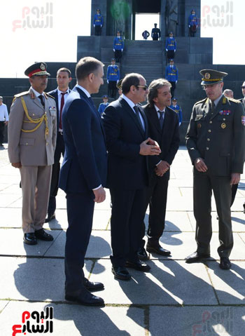 الرئيس السيسى يضع إكليلاً من الزهور على قبر الجندى المجهول فى صربيا (1)