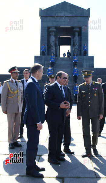 الرئيس السيسى يضع إكليلاً من الزهور على قبر الجندى المجهول فى صربيا (7)