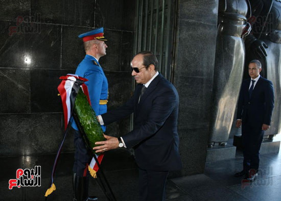 الرئيس السيسى يضع إكليلاً من الزهور على قبر الجندى المجهول فى صربيا (6)