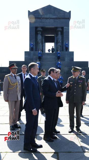 الرئيس السيسى يضع إكليلاً من الزهور على قبر الجندى المجهول فى صربيا (10)