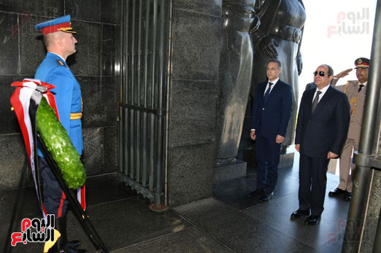 الرئيس السيسى يضع إكليلاً من الزهور على قبر الجندى المجهول فى صربيا (2)