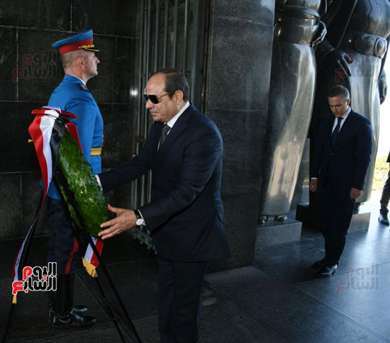 الرئيس السيسى يضع إكليلاً من الزهور على قبر الجندى المجهول فى صربيا (9)