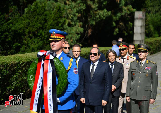الرئيس السيسى يضع إكليلاً من الزهور على قبر الجندى المجهول فى صربيا (11)
