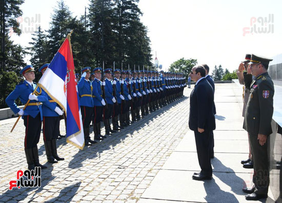 الرئيس السيسى يضع إكليلاً من الزهور على قبر الجندى المجهول فى صربيا (3)