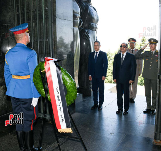 الرئيس السيسى يضع إكليلاً من الزهور على قبر الجندى المجهول فى صربيا (4)