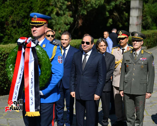 الرئيس السيسى يضع إكليلاً من الزهور على قبر الجندى المجهول فى صربيا (5)