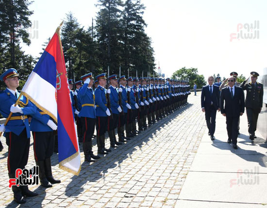 الرئيس السيسى يضع إكليلاً من الزهور على قبر الجندى المجهول فى صربيا (8)