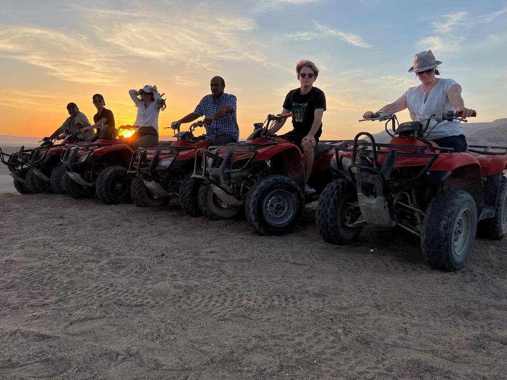 سفاري سياح العالم فى جبال الأقصر سفاري سياح العالم فى جبال الأقصر