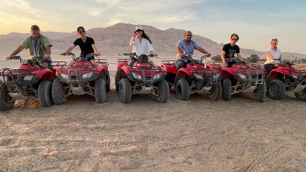 أفواج السياح خلال سفارى البر الغربي أفواج السياح خلال سفارى البر الغربي