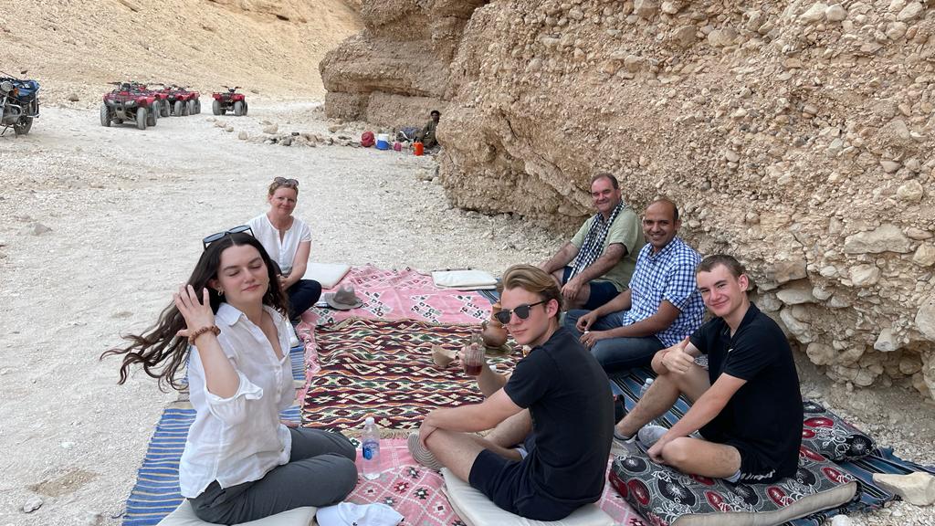 جانب من فرحة السياح برحلات الجبال والسفارى جانب من فرحة السياح برحلات الجبال والسفارى