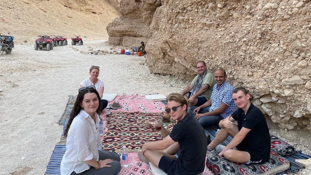 سعادة كبيرة بين السياح خلال السفارى سعادة كبيرة بين السياح خلال السفارى