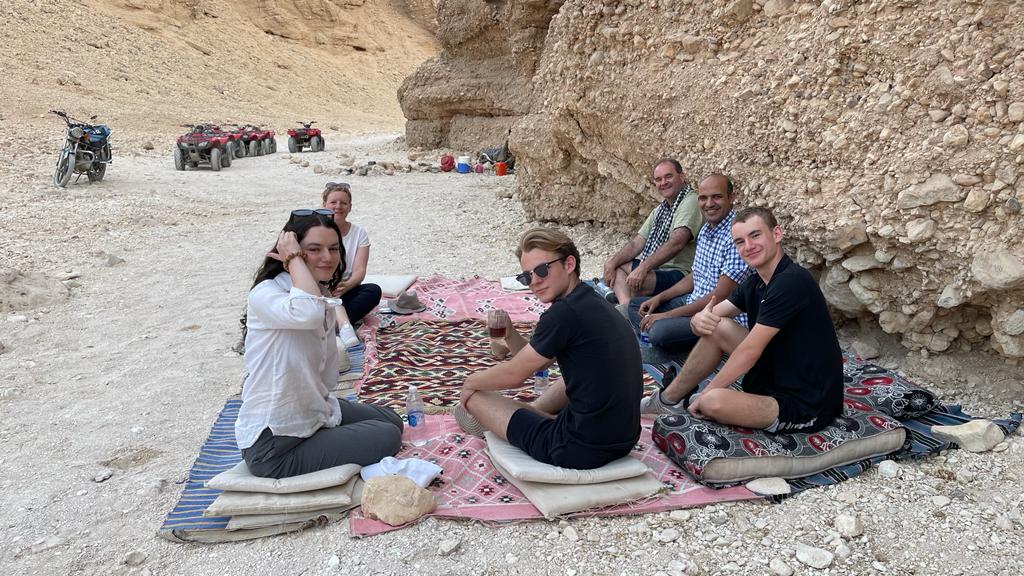 السياح فى قلب جبال الأقصر بالسفارى السياح فى قلب جبال الأقصر بالسفارى