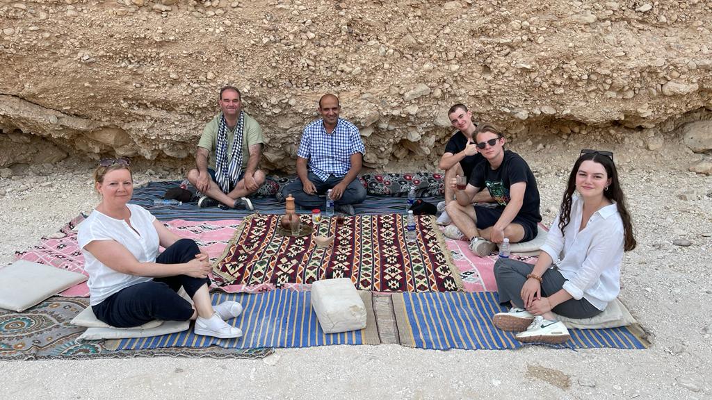 سعادة السياح خلال السفارى بقلب الجبال سعادة السياح خلال السفارى بقلب الجبال