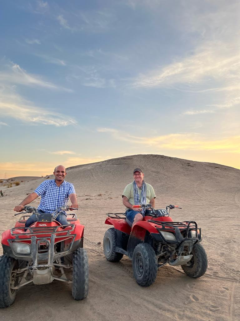 السياح خلال رحلات السفارى بالبر الغربي السياح خلال رحلات السفارى بالبر الغربي