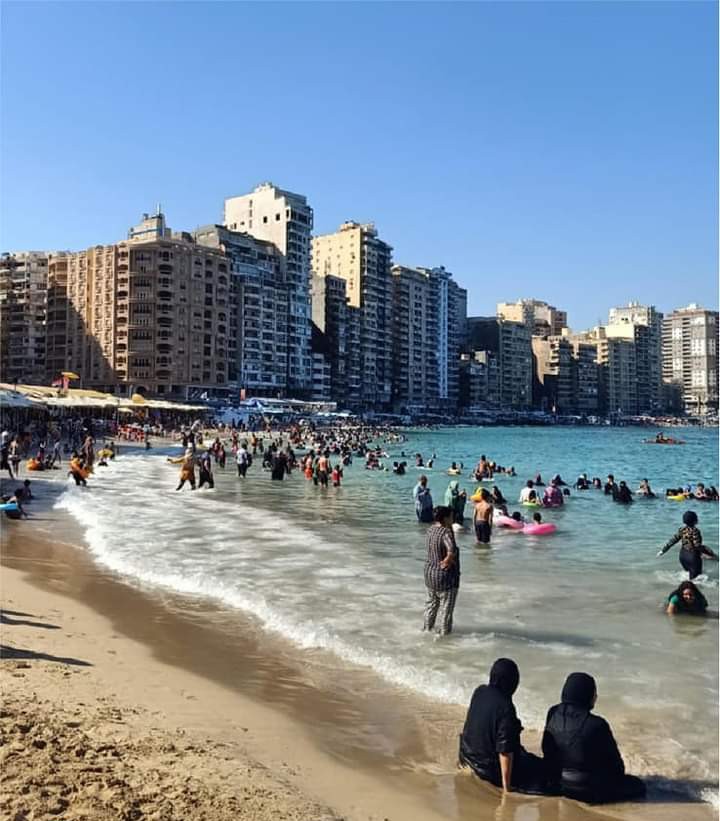 زحام بشواطئ الإسكندرية (1)