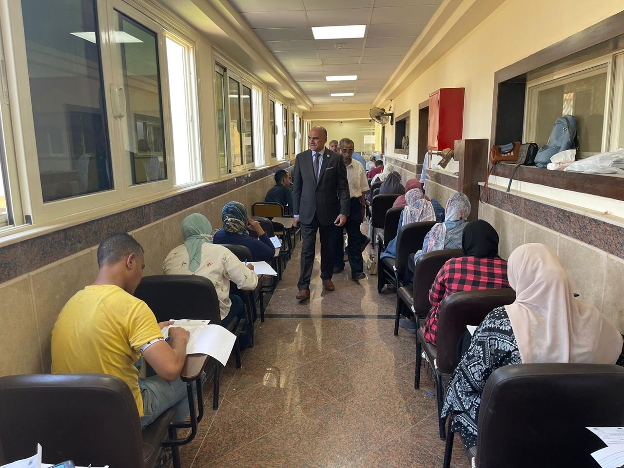 رئيس جامعة الأقصر يتابع سير امتحانات الدبلومة التربوية بكلية الحاسبات (4)