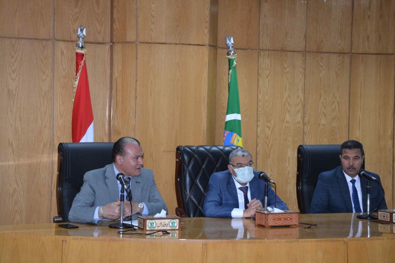 محافظ المنيا يستقبل وفد برنامج التنمية المحلية بصعيد مصر (1)