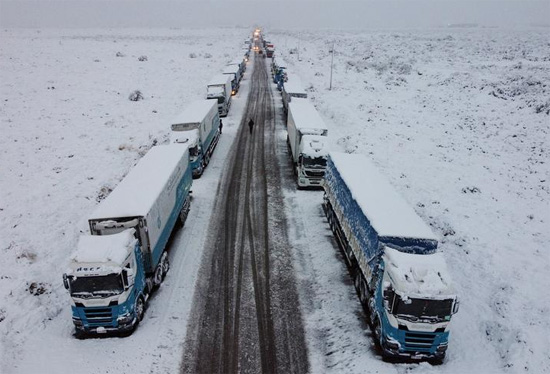 صعوبة مرور الشاحنات عبر الثلوج