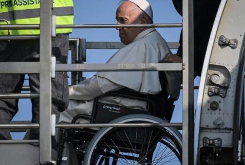 بابا الفاتيكان على كرسى متحرك 