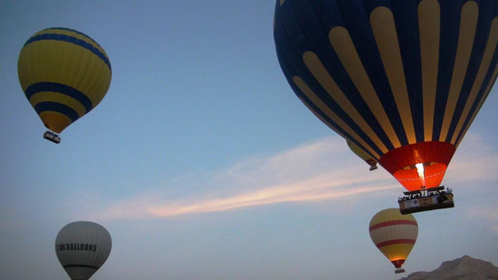 Poleti-z-balonom-zbiranje-turistov-svet-na-nebu-Luksor