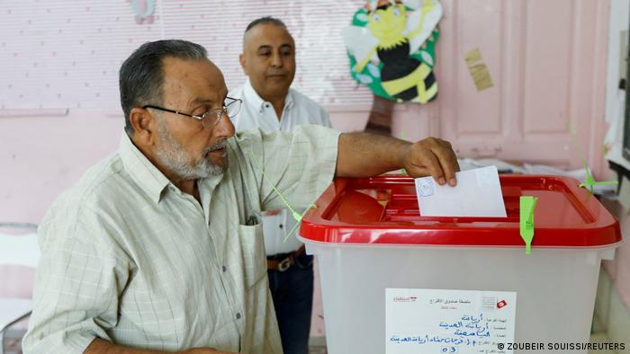 التونسيون يدلون بأصواتهم في الاستفتاء على مشروع الدستور