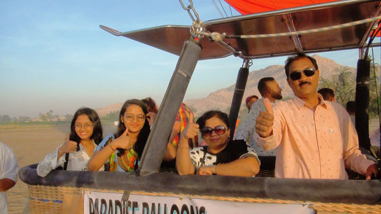 Veselje-med-turisti-v-poletih-z-balonom-v Luksorju