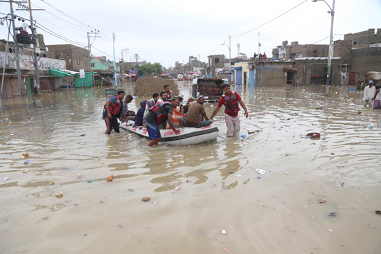 أمطار غزيرة تغرق شوارع كراتشى