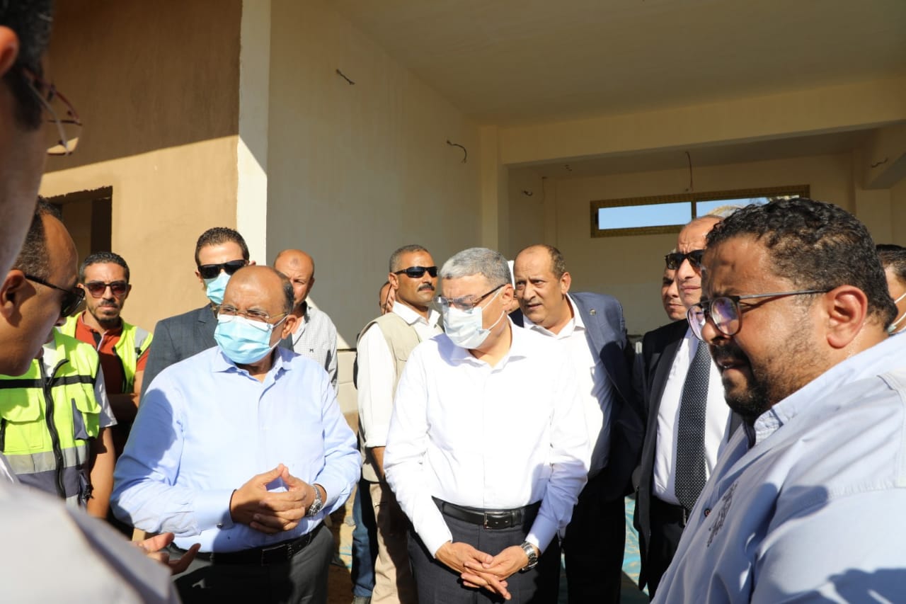 وزير التنمية المحلية ومحافظ المنيا يتفقدان مشروعات المبادرة الرئاسية حياة كريمة بمركز العدوة (2)