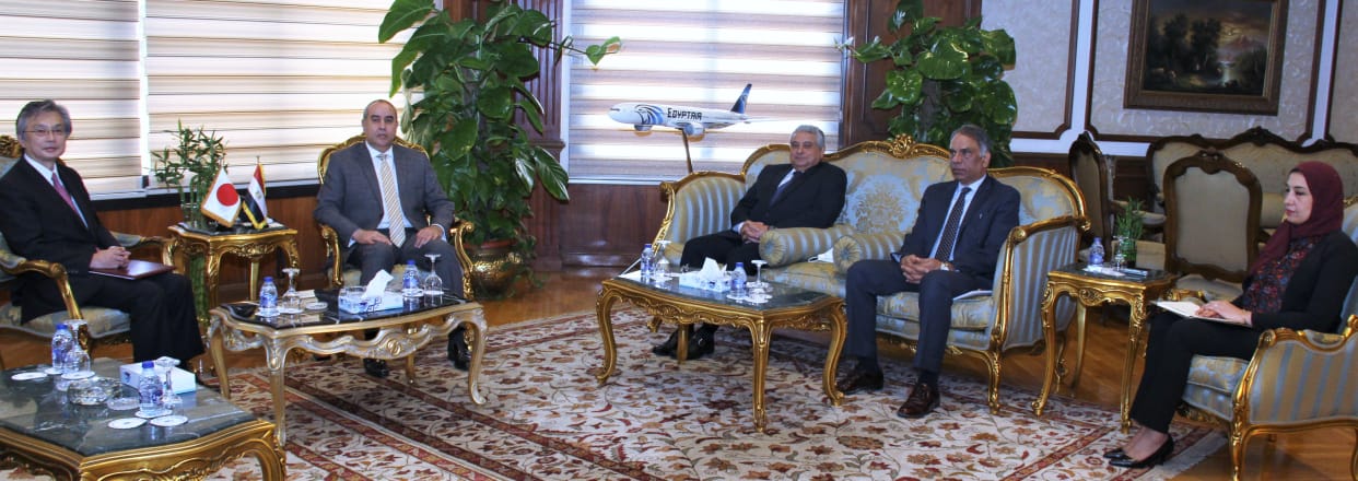 وزير الطيران يبحث مع سفير اليابان بمصر  تعزيز التعاون فى مجال النقل الجوي (1)